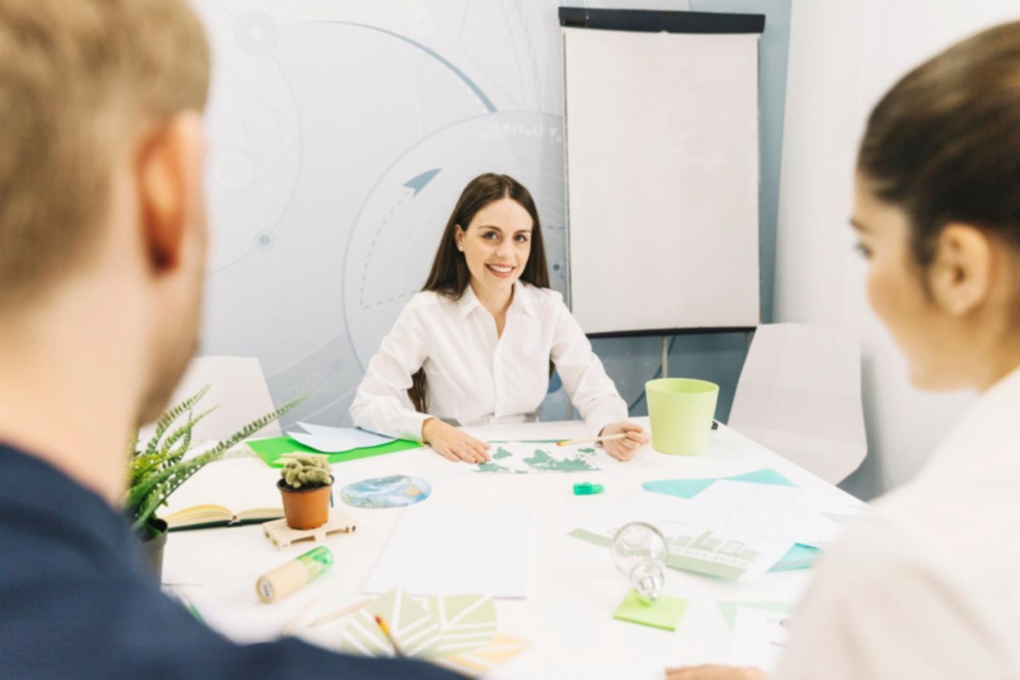Teamarbeit bei Finanzplanung und Kommunikation