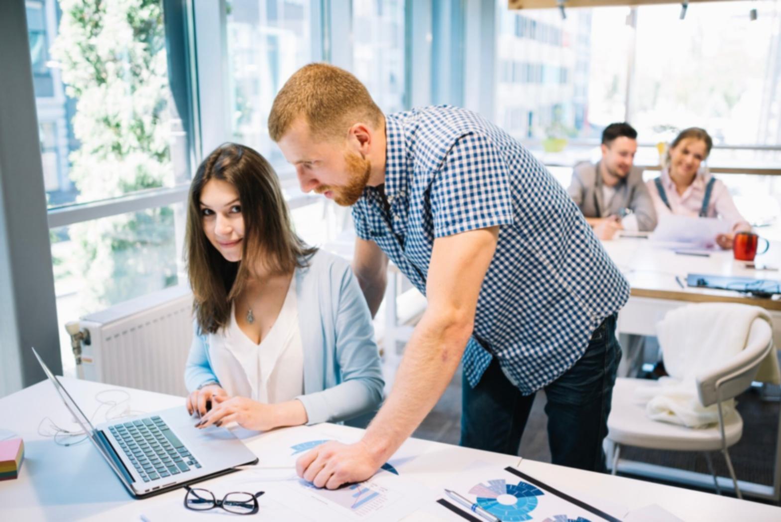 Arbeitsplatz mit Finanzunterlagen und Laptop für strukturiertes Lernen